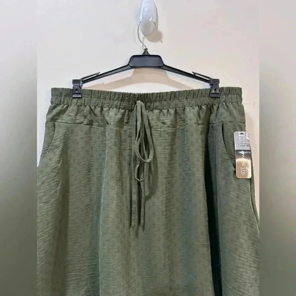 NWT SOHO Apparel Ltd. Green Mini Skirt Size L Elastic Waist Front Pockets - Picture 10 of 10